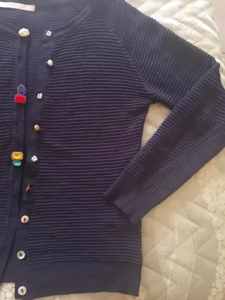 Cardigan blu con bottoni gioiello