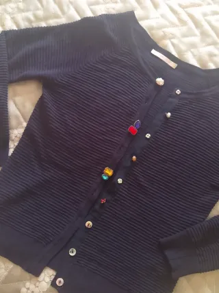 Cardigan blu con bottoni gioiello