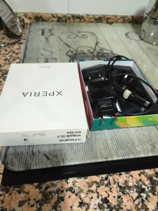 Móvil Sony Xperia Azul marino 2 cargadores 1 doble