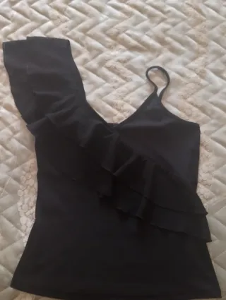Top con volant asimmetrico nero