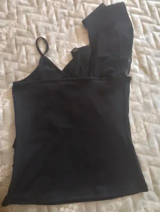Top con volant asimmetrico nero