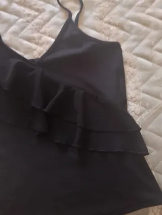 Top con volant asimmetrico nero