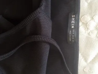 Top con volant asimmetrico nero