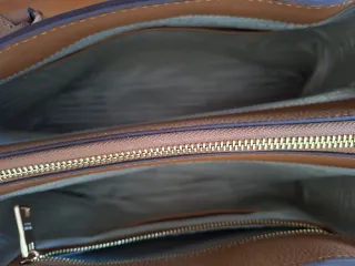 Bolso de piel Prada color camel de 25x35