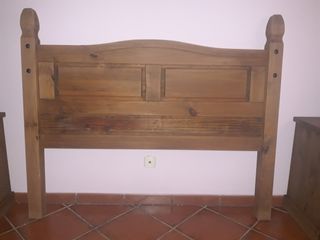 Conjunto de muebles para dormitorio de matrimonio.