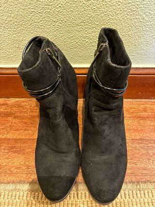 Botines de ante negro con cuña