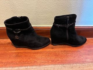 Botines de ante negro con cuña