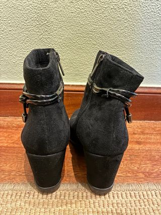 Botines de ante negro con cuña