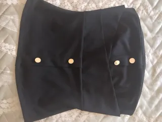 Top spalle scoperte con bottoni oro