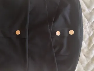 Top spalle scoperte con bottoni oro