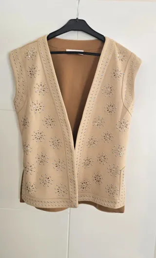 Chaleco efecto ante con tachuelas