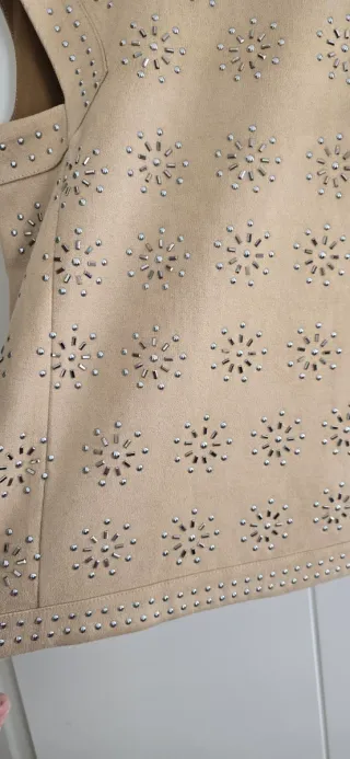 Chaleco efecto ante con tachuelas