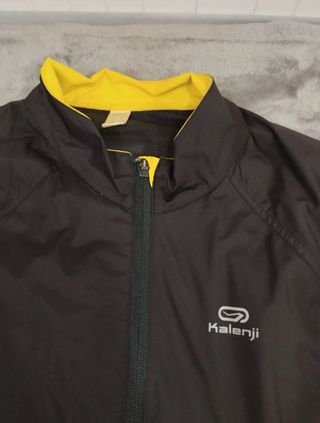 Cortavientos Running Kalenji Negro y Amarillo