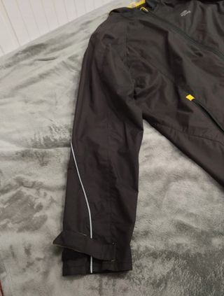 Cortavientos Running Kalenji Negro y Amarillo