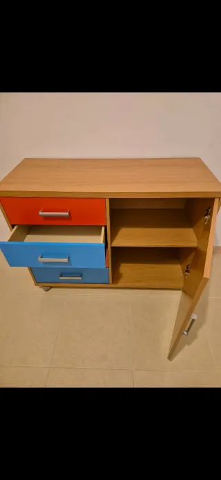 Mueble juvenil azul y rojo.