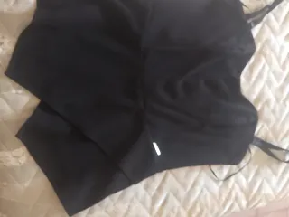 Top con stecche al seno e volant