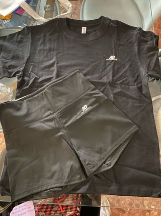 Conjunto New Balance: Camiseta y Malla Negra