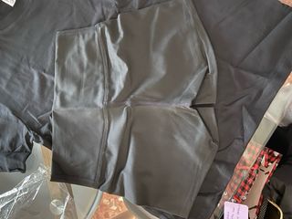 Conjunto New Balance: Camiseta y Malla Negra