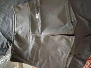 Conjunto New Balance: Camiseta y Malla Negra