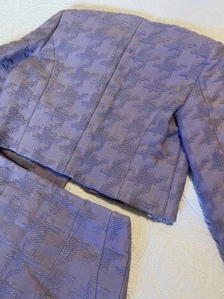 Traje lila Mango chaqueta y falda