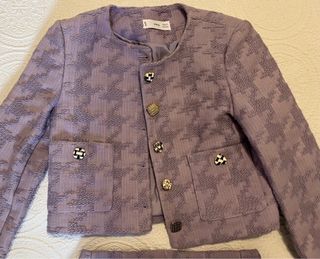 Traje lila Mango chaqueta y falda