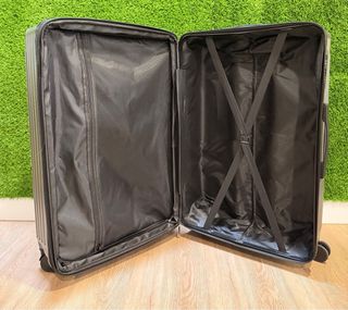 Maletas de viaje grises y amarillas