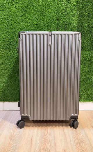 Maletas de viaje grises y amarillas