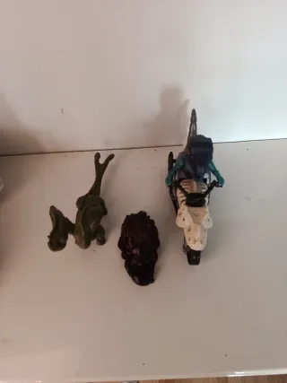 Figure di draghi e dinosauri