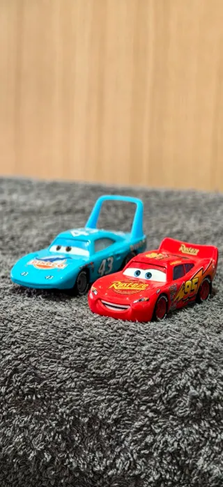 2 coches nuevos de Cars escala 1:64.