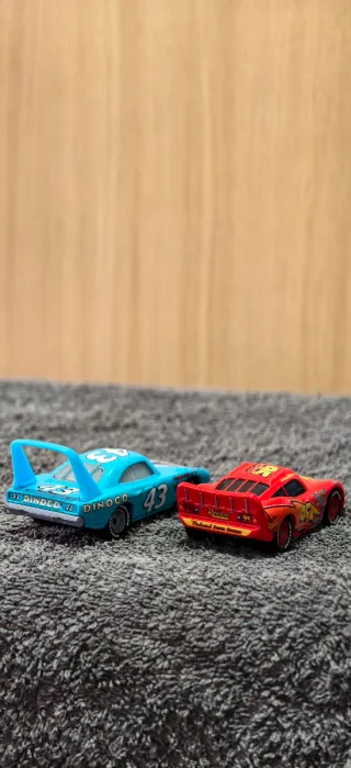 2 coches nuevos de Cars escala 1:64.