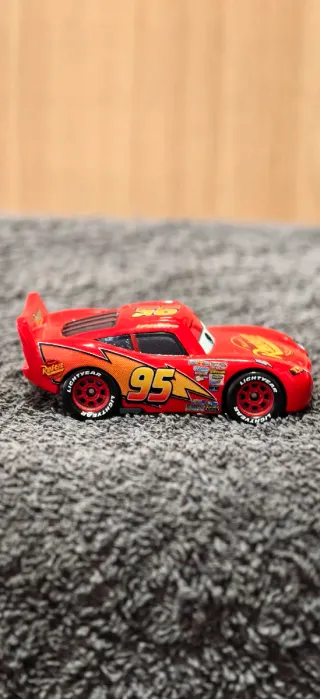 2 coches nuevos de Cars escala 1:64.