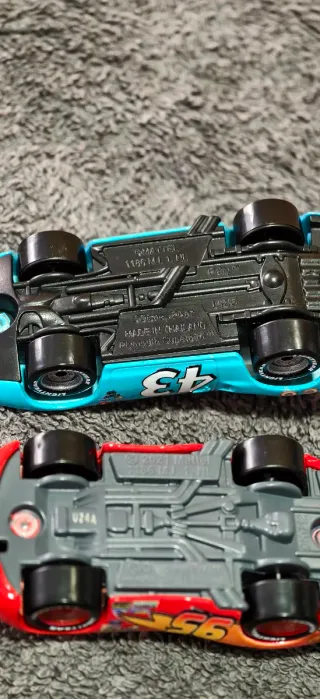 2 coches nuevos de Cars escala 1:64.