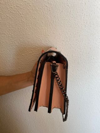 Bolso de hombro cadena color rosa y negro