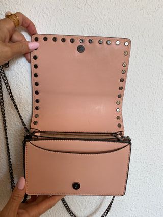 Bolso de hombro cadena color rosa y negro