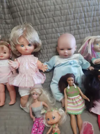 Lote 13 Muñecas Famosa y otras