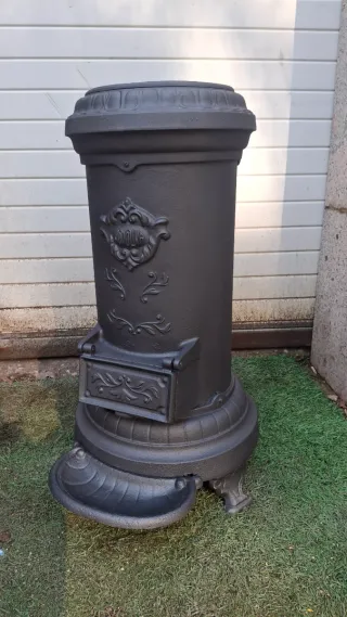 Estufa de leña de hierro fundido antigua