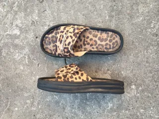 Sandali leopardati con zeppa