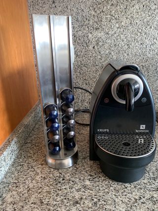 Cafetera Nespresso Krups + Dispensador Iris