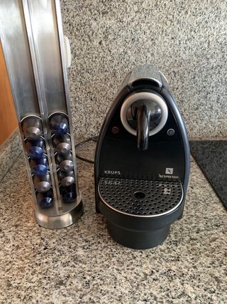 Cafetera Nespresso Krups + Dispensador Iris