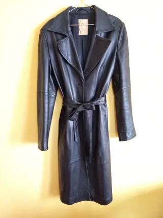 Abrigo gabardina cuero negro