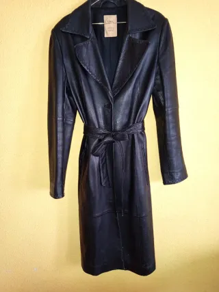 Abrigo gabardina cuero negro