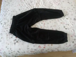 Pantalón chándal infantil negro Zara.