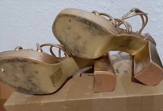 Sandalias doradas tacón tiras finas 39