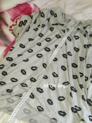 Camiseta H&M Talla 4XL Gris con Estampado de Labio