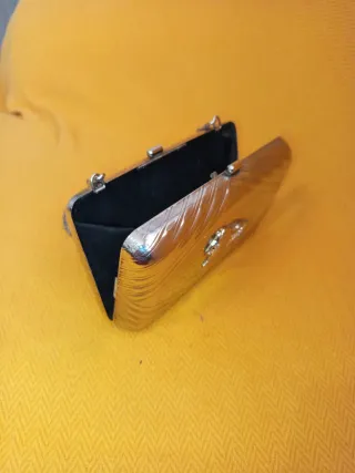 Cartera de mano plateada con león vintage