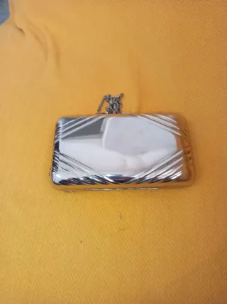 Cartera de mano plateada con león vintage