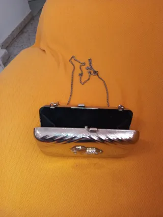 Cartera de mano plateada con león vintage