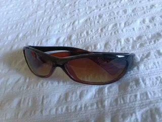 Gafas de sol marrones y negras