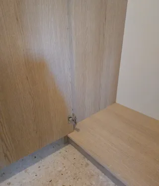 Armario de madera con espejo