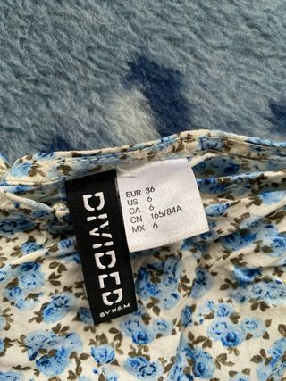 Camiseta tirantes floral azul y blanco